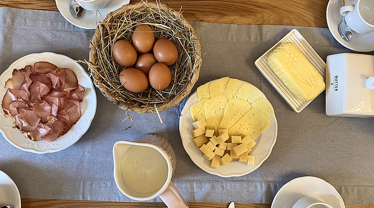 Frühstück mit eigenen Hofprodukten © Larchergut Frühstück mit eigenen Hofprodukten © Larchergut